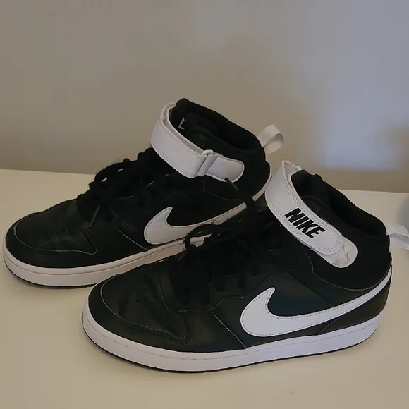 Nike Black and White High-Top Shoes - Picture 3 of 6